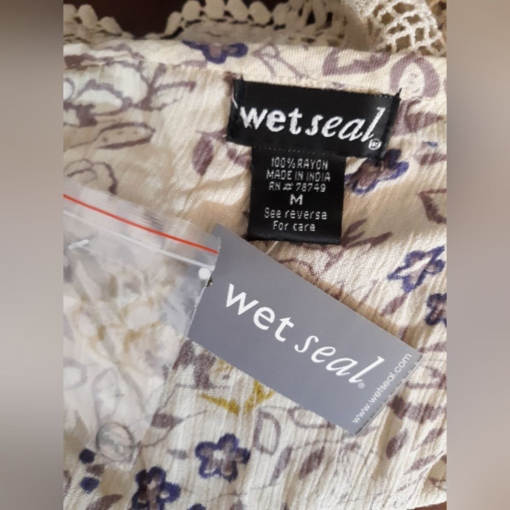 Wet Seal cream and purple floral cold shoulder top - Picture 4 of 6